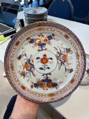 A pair of Chinese Imari-style plates, a plate and a pair of saucers, Kangxi/Yongzheng — foto 27