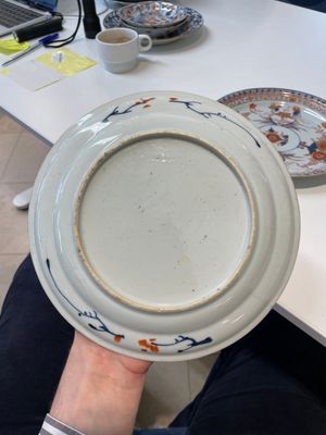A pair of Chinese Imari-style plates, a plate and a pair of saucers, Kangxi/Yongzheng — foto 29