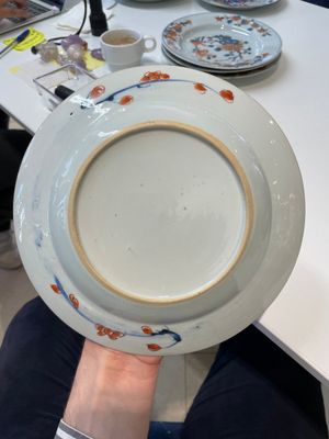 A pair of Chinese Imari-style plates, a plate and a pair of saucers, Kangxi/Yongzheng — foto 6
