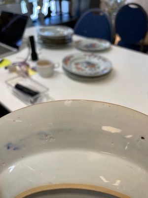A pair of Chinese Imari-style plates, a plate and a pair of saucers, Kangxi/Yongzheng — foto 8