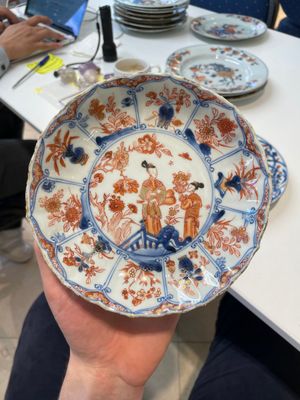 A pair of Chinese Imari-style plates, a plate and a pair of saucers, Kangxi/Yongzheng — foto 9