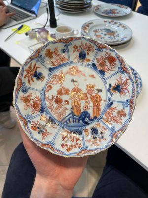 A pair of Chinese Imari-style plates, a plate and a pair of saucers, Kangxi/Yongzheng — foto 10