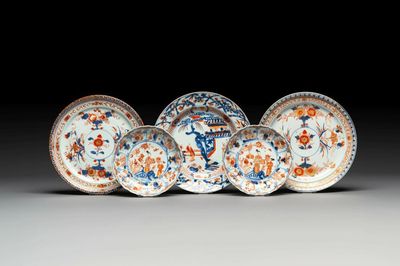 A pair of Chinese Imari-style plates, a plate and a pair of saucers, Kangxi/Yongzheng