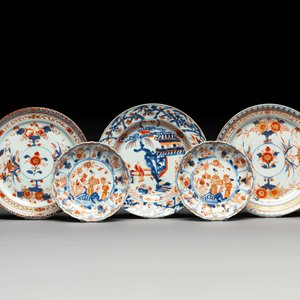 A pair of Chinese Imari-style plates, a plate and a pair of saucers, Kangxi/Yongzheng — foto 1
