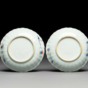 A pair of Chinese Imari-style plates, a plate and a pair of saucers, Kangxi/Yongzheng — foto 3