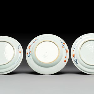 A pair of Chinese Imari-style plates, a plate and a pair of saucers, Kangxi/Yongzheng — foto 5