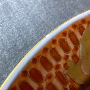 A pair of Chinese Imari-style plates after Cornelis Pronk: 'Dames au Parasol', Qianlong — photo 6