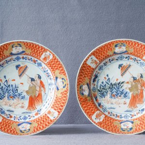 A pair of Chinese Imari-style plates after Cornelis Pronk: 'Dames au Parasol', Qianlong — 照片 3