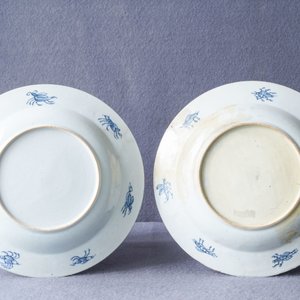 A pair of Chinese Imari-style plates after Cornelis Pronk: 'Dames au Parasol', Qianlong — 照片 4