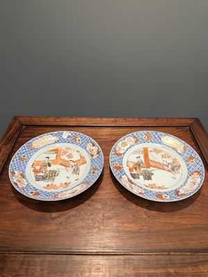 A pair of Chinese Imari-style plates with a merchant, lady and boy, Yongzheng — 照片 1