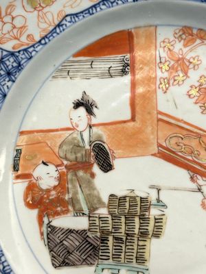 A pair of Chinese Imari-style plates with a merchant, lady and boy, Yongzheng — 照片 6