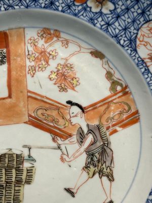 A pair of Chinese Imari-style plates with a merchant, lady and boy, Yongzheng — 照片 7