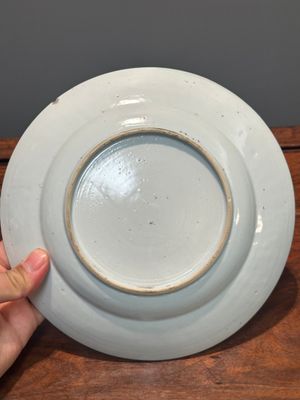 A pair of Chinese Imari-style plates with a merchant, lady and boy, Yongzheng — 照片 8