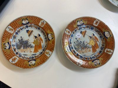 A pair of Chinese Imari-style plates with 'Parasol ladies' after Cornelis Pronk, Qianlong — 照片 1