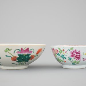 A pair of Chinese Imari-style porcelain dishes, two famille rose bowls and two Japanese Imari shaving bowls, 18th C. — 照片 2