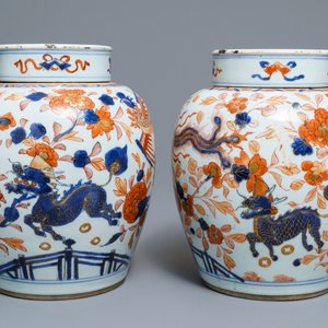 A pair of Chinese Imari-style 'qilin and phoenix' jars and covers, Kangxi — 照片 1