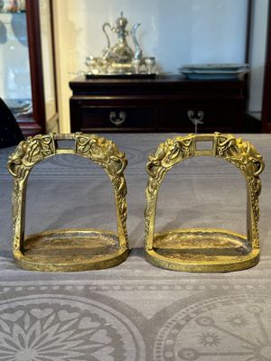 A pair of Chinese imperial gilt-bronze stirrups with dragons, De 德 mark, 18th C. — foto 1