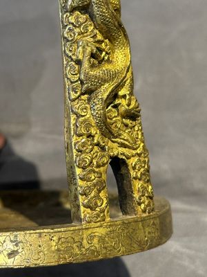 A pair of Chinese imperial gilt-bronze stirrups with dragons, De 德 mark, 18th C. — foto 12