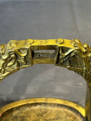 A pair of Chinese imperial gilt-bronze stirrups with dragons, De 德 mark, 18th C. — foto 20