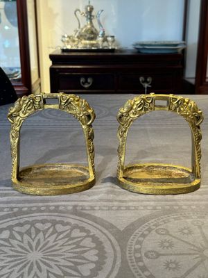 A pair of Chinese imperial gilt-bronze stirrups with dragons, De 德 mark, 18th C. — foto 3