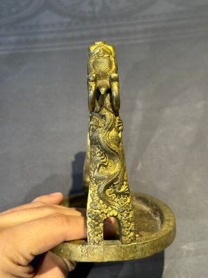 A pair of Chinese imperial gilt-bronze stirrups with dragons, De 德 mark, 18th C. — foto 8