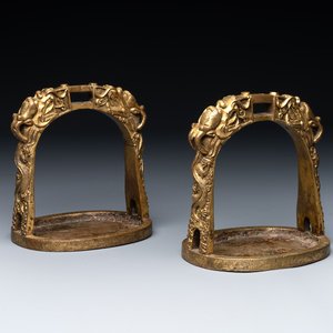 A pair of Chinese imperial gilt-bronze stirrups with dragons, De 德 mark, 18th C. — foto 1