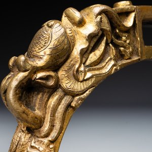A pair of Chinese imperial gilt-bronze stirrups with dragons, De 德 mark, 18th C. — foto 12