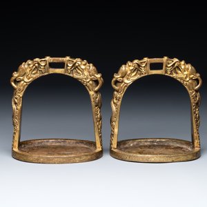 A pair of Chinese imperial gilt-bronze stirrups with dragons, De 德 mark, 18th C. — foto 2