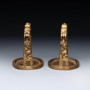 A pair of Chinese imperial gilt-bronze stirrups with dragons, De 德 mark, 18th C. — foto 3