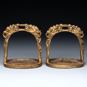 A pair of Chinese imperial gilt-bronze stirrups with dragons, De 德 mark, 18th C. — foto 4