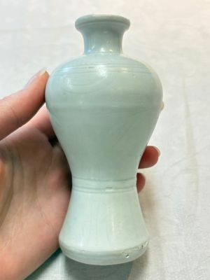 A pair of Chinese incised white-glazed 'Meiping' vases, Wanli mark and of the period, and a pair of blue and white covered jarlets, Ming — photo 1