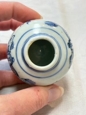 A pair of Chinese incised white-glazed 'Meiping' vases, Wanli mark and of the period, and a pair of blue and white covered jarlets, Ming — photo 13