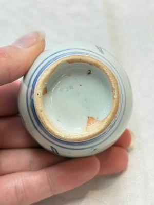 A pair of Chinese incised white-glazed 'Meiping' vases, Wanli mark and of the period, and a pair of blue and white covered jarlets, Ming — photo 14
