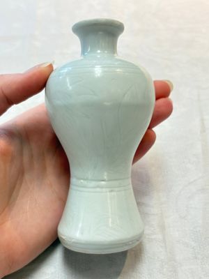 A pair of Chinese incised white-glazed 'Meiping' vases, Wanli mark and of the period, and a pair of blue and white covered jarlets, Ming — photo 15