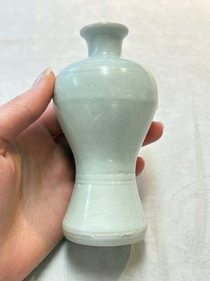 A pair of Chinese incised white-glazed 'Meiping' vases, Wanli mark and of the period, and a pair of blue and white covered jarlets, Ming — photo 18