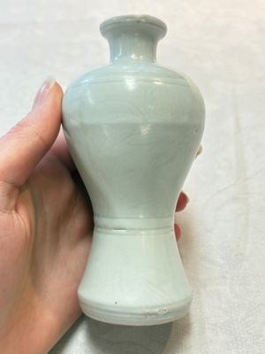 A pair of Chinese incised white-glazed 'Meiping' vases, Wanli mark and of the period, and a pair of blue and white covered jarlets, Ming — photo 3