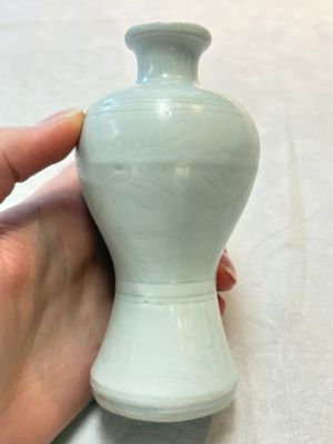 A pair of Chinese incised white-glazed 'Meiping' vases, Wanli mark and of the period, and a pair of blue and white covered jarlets, Ming — photo 4