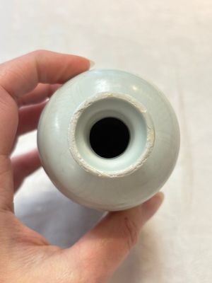 A pair of Chinese incised white-glazed 'Meiping' vases, Wanli mark and of the period, and a pair of blue and white covered jarlets, Ming — photo 5