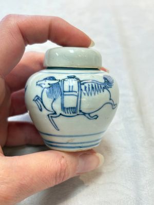 A pair of Chinese incised white-glazed 'Meiping' vases, Wanli mark and of the period, and a pair of blue and white covered jarlets, Ming — photo 7