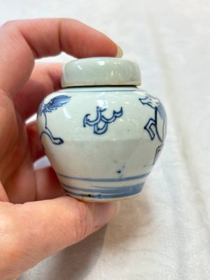 A pair of Chinese incised white-glazed 'Meiping' vases, Wanli mark and of the period, and a pair of blue and white covered jarlets, Ming — photo 8
