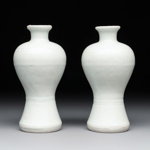 A pair of Chinese incised white-glazed 'Meiping' vases, Wanli mark and of the period, and a pair of blue and white covered jarlets, Ming — photo 2