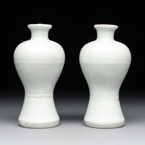 A pair of Chinese incised white-glazed 'Meiping' vases, Wanli mark and of the period, and a pair of blue and white covered jarlets, Ming — photo 3