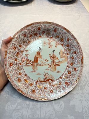A pair of Chinese iron-red and gilt-decorated 'Elegant Beauties in a Garden' dishes, Kangxi — foto 1