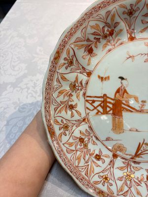 A pair of Chinese iron-red and gilt-decorated 'Elegant Beauties in a Garden' dishes, Kangxi — foto 11