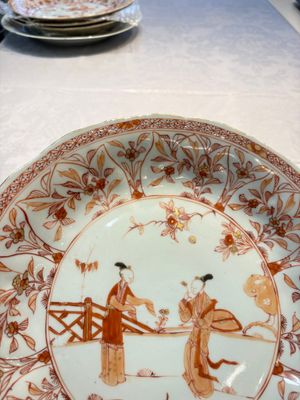 A pair of Chinese iron-red and gilt-decorated 'Elegant Beauties in a Garden' dishes, Kangxi — foto 12
