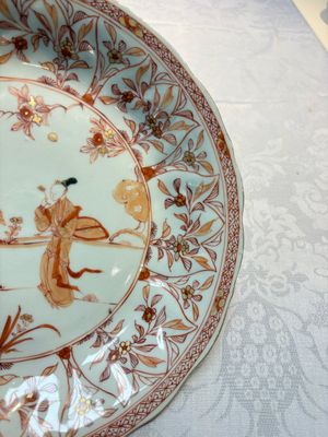 A pair of Chinese iron-red and gilt-decorated 'Elegant Beauties in a Garden' dishes, Kangxi — foto 13
