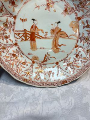 A pair of Chinese iron-red and gilt-decorated 'Elegant Beauties in a Garden' dishes, Kangxi — foto 14