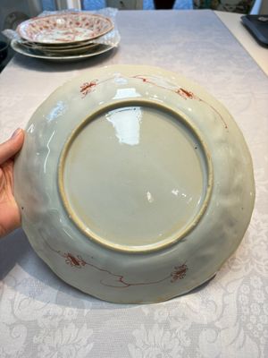 A pair of Chinese iron-red and gilt-decorated 'Elegant Beauties in a Garden' dishes, Kangxi — foto 15