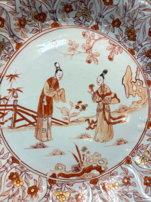 A pair of Chinese iron-red and gilt-decorated 'Elegant Beauties in a Garden' dishes, Kangxi — foto 2