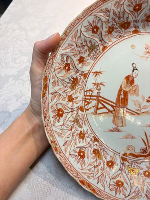 A pair of Chinese iron-red and gilt-decorated 'Elegant Beauties in a Garden' dishes, Kangxi — foto 3